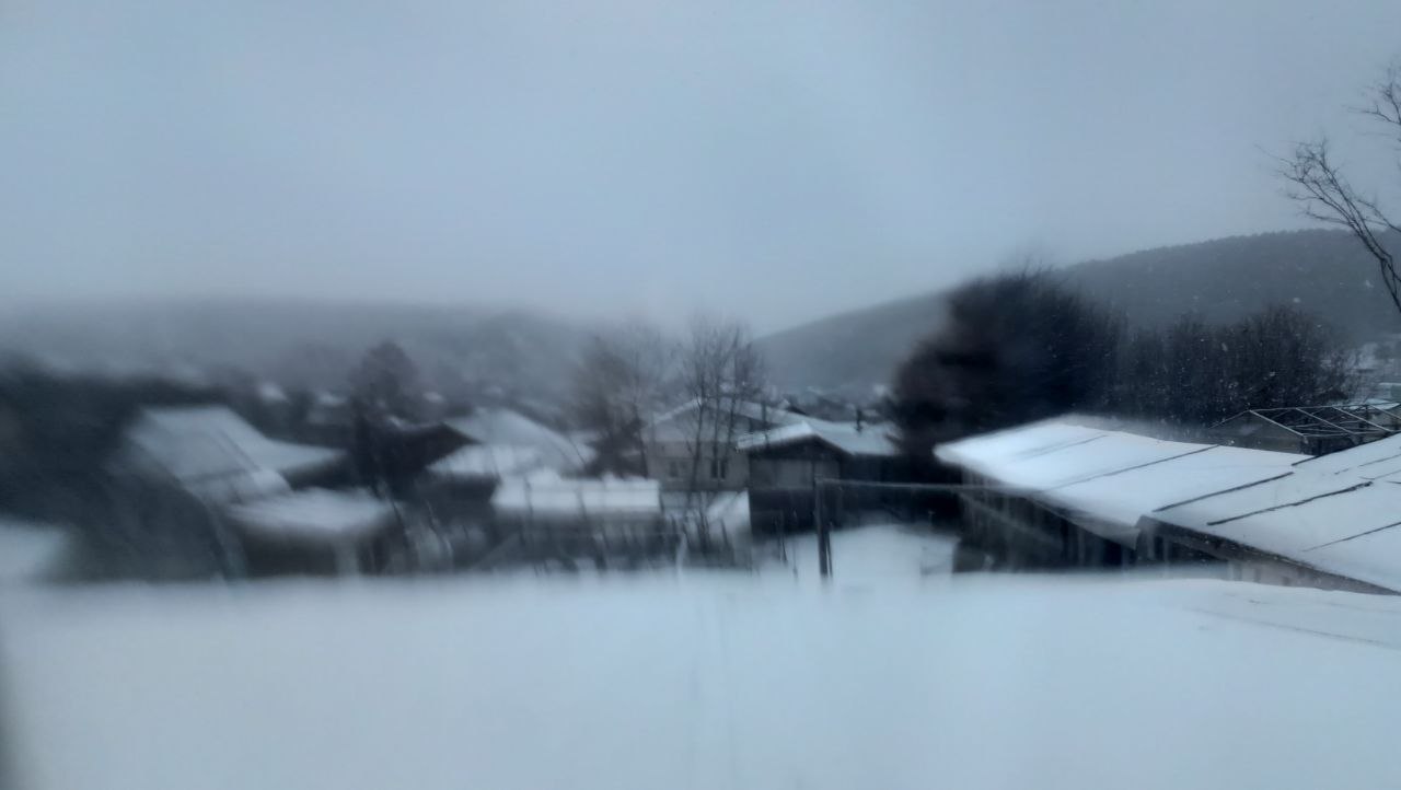 Вид из окна, Красноуфимск. Внезапный (и довольно сильный снегопад). Я как раз пришел с прогулки и сделав кадр, обнаружил что камера телефона запотела и довольно сильно размыла кадр. Мне нравится, решил оставить здесь.